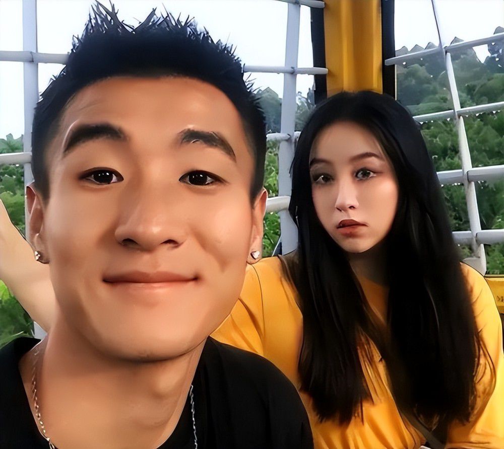 这盏灯是一则告示，告诉观众，其后展开的故事是被回顾、批判的视线所照亮了的。